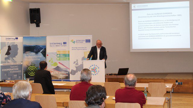 Geschäftsführer Harald Ehm begrüßt die Teilnehmer des dritten EUREGIO EGRENSIS Infotages 2019.