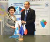Euregio-Präsidentin Dr. Birgit Seelbinder und Ministerialrat Matthias Herderich vom bayerischen Wirtschaftsministerium unterzeichneten in Marktredwitz den Beleihungsvertrag für die Kleinprojekte-Förderung