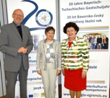 Die Regierungspräsidentin von Oberfranken, Heidrun Piwernetz (Mitte) nach dem Ge-spräch in der Euregio-Geschäftsstelle in Marktredwitz, eingerahmt von Euregio-Präsidentin Dr. Birgit Seelbinder (rechts) und Geschäftsführer Harald Ehm.