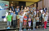 Die Teilnehmer des Jugendsommerlagers mit den Betreuern, Sprachanimateuren sowie Vertretern der Euregio und offiziellen Vertretern.