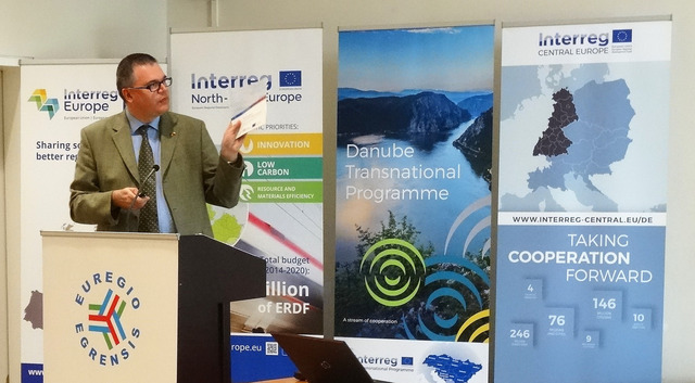 Alexander Dietz informiert über Fördermöglichkeiten für Klein- und Großprojekte im Rahmen von INTERREG A.<br /><br />