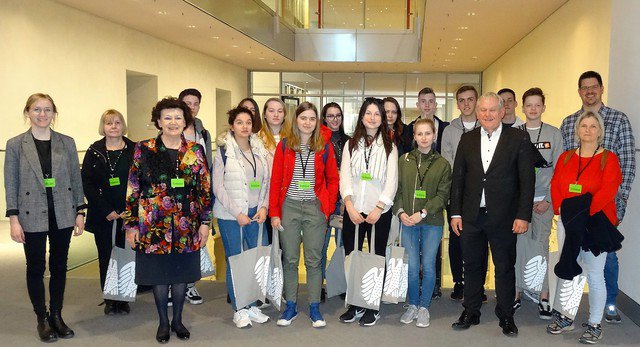 Die tschechischen Gastschüler mit MdB Thomas Hacker (4. v. r.) und Präsidentin Dr. Birgit Seelbinder (3. v. l.) im Deutschen Bundestag.