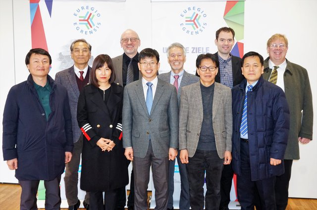 Delegationsleiter Min-Bong You, Koreanische Nationalversammlung (hinten Mitte), Harald Ehm und Robert Jodlbauer (links und rechts daneben), Dr. Bernhard Seliger (hinten rechts) und Kim Young-Soo (links), Hanns-Seidel-Stiftung. Foto: Peter Pirner