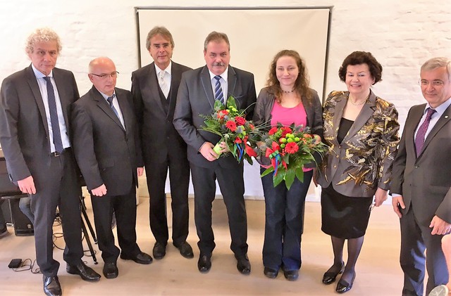 v.l.: Landrat Lippert, Präsident Čurka, Regierungspräsident Bartelt, Preisträger Peteřík, Preisträgerin Schrenk, Präsidentin Dr. Seelbinder, Gemeinsamer EE-Präsident Landrat Keil