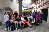 Tschechische Gastschüler mit Altlandrat und Ehremitglied der EUREGIO EGRENSIS, Herrn Dr. Seißer, im Fichtelgebirgsmuseum in Wunsiedel