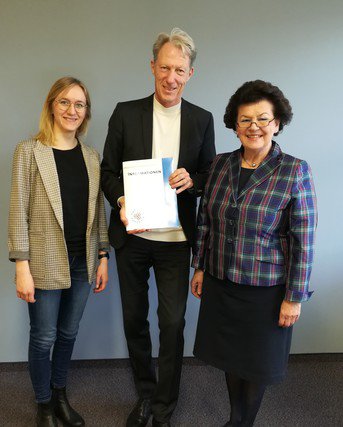 Präsidentin Dr. Birgit Seelbinder, Dr. Johannes Werner, Schulleiter am CFG-Gymnasium Schwandorf und Projektleiterin Linda Zeller