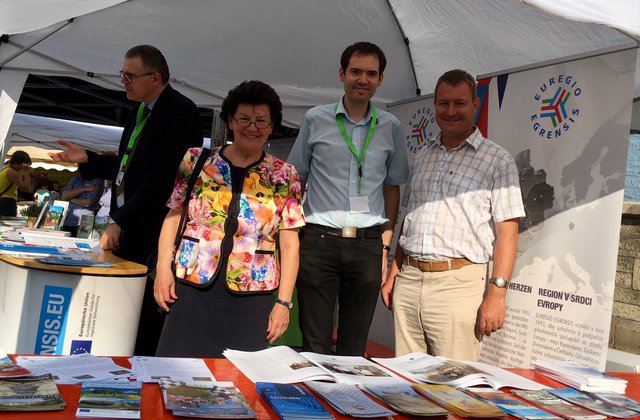 Alexander Dietz, Präsidentin Dr. Seelbinder, Robert Jodlbauer und Regierungsdirektor Jochen Uebelhoer (Regierung v. Oberfranken) am Euregio-Stand