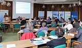 Frau Dr. Schäffler informiert die Teilnehmer über grenzüberschreitende Projekte in den Themenfeldern Tourismus und Bildung.