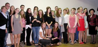 Die Gastschüler des Jahrganges 2013/14 mit Dr. Birgit Seelbinder (rechts) und Maria Vogt (links).