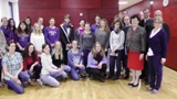 Die tschechischen Gastschüler aus der EUREGIO EGRENSIS mit MdL Martin Schöffel (3. v. r.), Präsidentin Dr. Birgit Seelbinder (4. v. r.) und Projektbetreuerin Maria Vogt (rechts außen) sowie einigen Betreuungslehrkräften.
