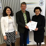 Präsidentin Dr. Birgit Seelbinder übergibt die Förderbescheide an Alfred Wolf (Bildmitte) und Ida Pětioká (links).